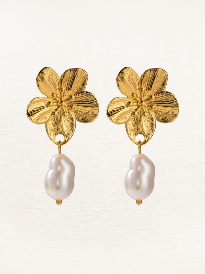 Zoella | Elegante Gouden Bloemoorbellen Met Parelaccent