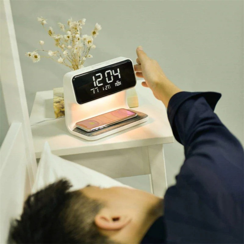 Demora | 3-in-1 Bedlamp met Draadloze Oplader | LCD Alarmklok & Touch Dimbare LED Tafellamp