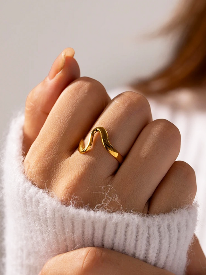 Zuley | Dames Wave Ring Goud | Elegante Sieraad voor Vrouwen