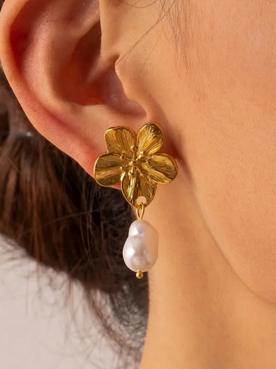Zoella | Elegante Gouden Bloemoorbellen Met Parelaccent