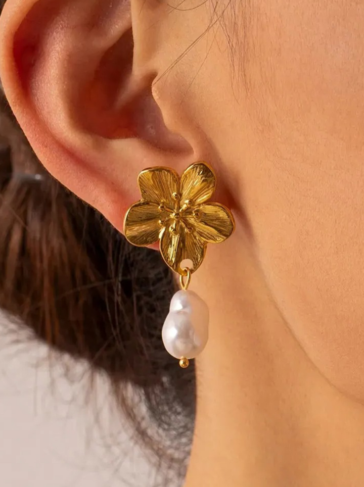 Zoella | Elegante Gouden Bloemoorbellen Met Parelaccent