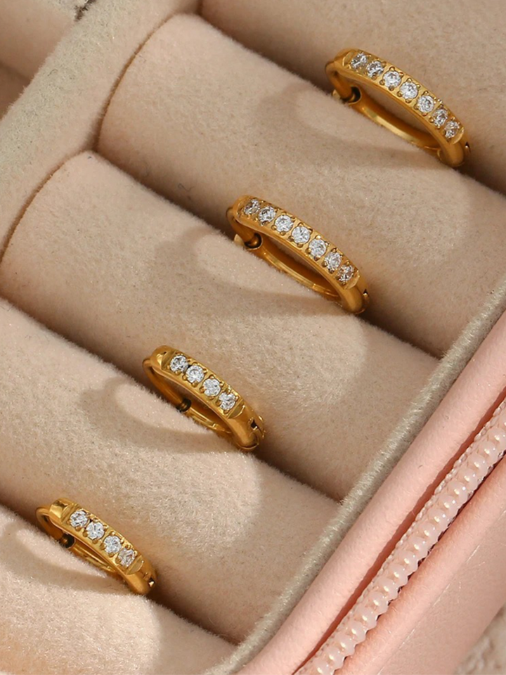 Zoella | Elegante Gouden Huggie Hoops Met Zirkonia | Subtiele Glans