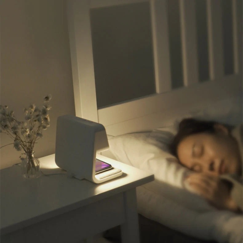Demora | 3-in-1 Bedlamp met Draadloze Oplader | LCD Alarmklok & Touch Dimbare LED Tafellamp