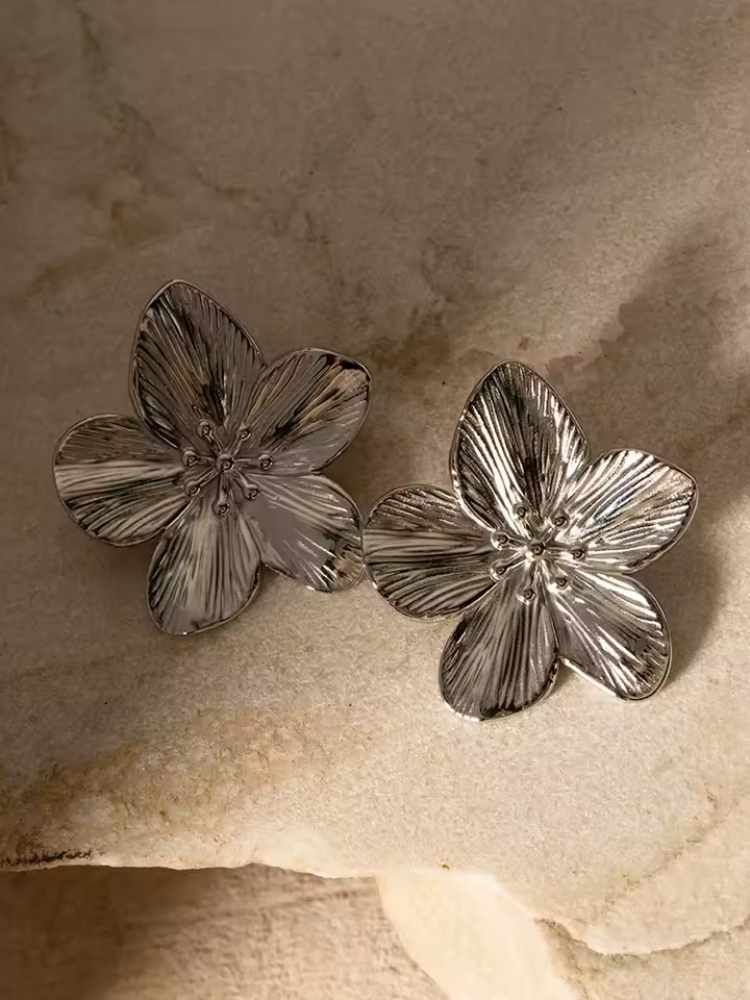 Ria | Elegante Zilveren Bloemoorbellen | Zilver