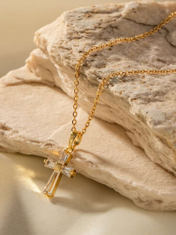 Zoella | Stralende Gouden Kruisketting | Met Zirkonia Steentjes