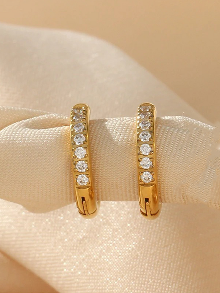 Zoella | Elegante Gouden Huggie Hoops Met Zirkonia | Subtiele Glans