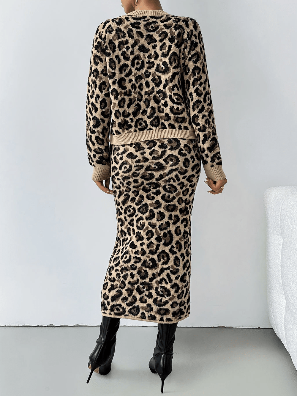 Isa | Elegante Luipaardprint Gebreide Dames Set | Vest met Knopen En Maxi Rok - Sorata